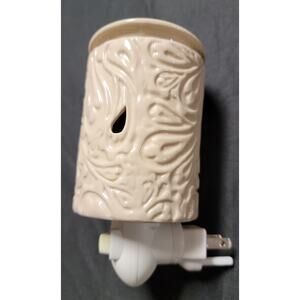 Mainstays Creamy Ivory Ceramic Plug able Wall Wax Warmer w/ Cover